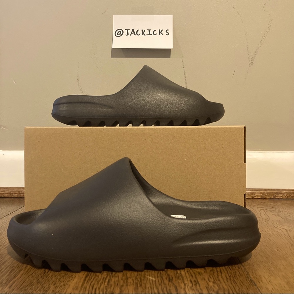 Adidas Yeezy slide “onyx” size men’s 8